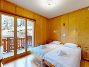 ヴェゾナにあるCentrally-located apartment for 6のベッド2台とバルコニー付きのベッドルーム