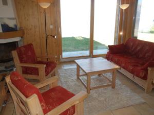 Χώρος καθιστικού στο Charming Apartment With Valley View