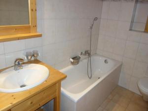 Ένα μπάνιο στο Charming Apartment With Valley View