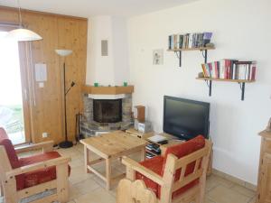 TV a/nebo společenská místnost v ubytování Charming Apartment With Valley View + 18 fotografií