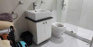 Et badeværelse på Short Stay BF Resort