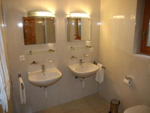 bagno con 2 lavandini, specchi e servizi igienici di Chalet in Veysonnaz near Ski Slopes a Veysonnaz Altre 24 foto