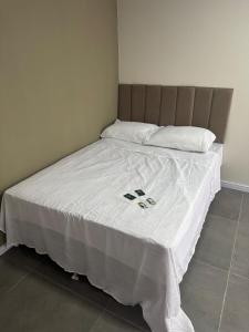 帕苏丰杜Flats & Residences - Apart Moderno com Conforto的床上铺有白色床单