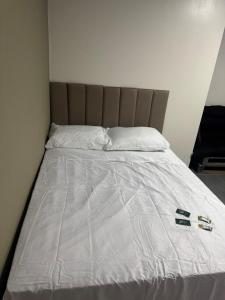 帕苏丰杜Flats & Residences - Apart Moderno com Conforto的客房内的一张带白色棉被的床
