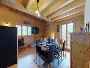 Uma TV ou centro de entretenimento em Chalet Nendaz Ski-In Ski-Out Prarion Slopes