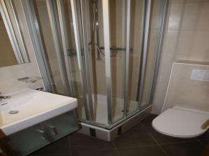 Koupelna v ubytování Apartment with front balcony + 19 fotografií