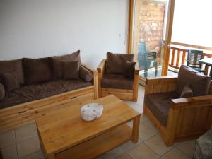 ヴェゾナにあるWelcoming apartment with viewsのソファとコーヒーテーブルのあるリビングルーム