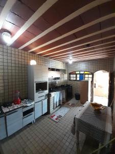 Η κουζίνα ή μικρή κουζίνα στο Casa com piscina na Região dos Lagos - São Pedro da Aldeia RJ +39 φωτογραφίες