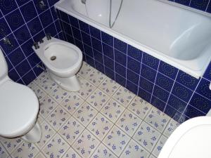 ヴェゾナにあるApartment, 250m from cable carの青と白のバスルーム(トイレ、バスタブ付) +12枚の写真