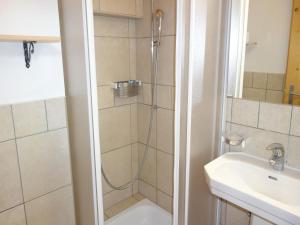Bilik mandi di Apartment in Veysonnaz near Ski Lift +27 gambar