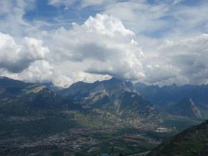 Pemandangan gunung umum atau pemandangan gunung yang diambil dari apartmen