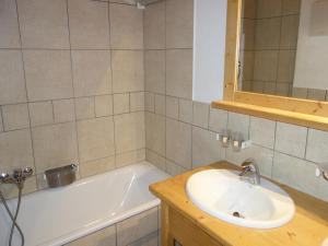 Bilik mandi di Apartment in Veysonnaz near Ski Lift