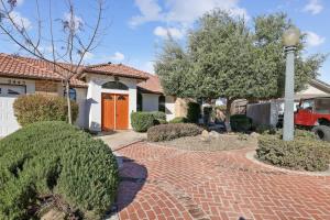 une maison avec une porte rouge et une allée en briques dans l'établissement Happy Hours - Beautiful Quiet Comfortable Suite #3, à Visalia