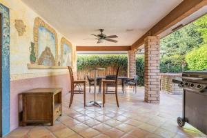 une salle à manger avec une table et des chaises dans l'établissement Happy Hours - Beautiful Quiet Comfortable Suite #3, à Visalia