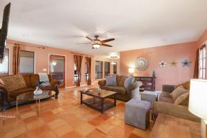 - un salon avec des canapés et un ventilateur de plafond dans l'établissement Happy Hours - Beautiful Quiet Comfortable Suite #3, à Visalia