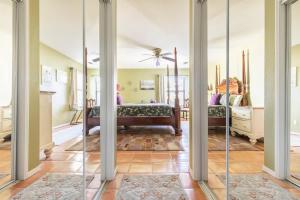 - un salon avec un lit et un miroir dans l'établissement Happy Hours - Beautiful Quiet Comfortable Suite #3, à Visalia