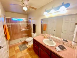 une salle de bain avec un lavabo, des toilettes et un miroir dans l'établissement Happy Hours - Beautiful Quiet Comfortable Suite #3, à Visalia 59 autres photos