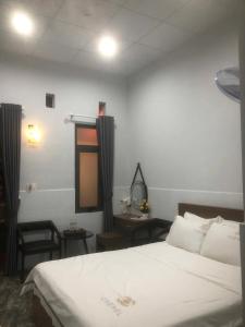 Postel nebo postele na pokoji v ubytování Nam Anh Hotel