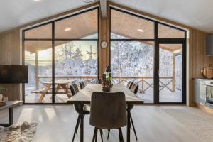 HeimdalにあるBjønntjønn 221のテーブルと大きな窓のあるダイニングルーム +33枚の写真