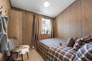 HeimdalにあるBjønntjønn 221のベッドと窓のある寝室