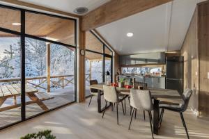 HeimdalにあるBjønntjønn 221のテーブルと椅子のあるキッチンとダイニングルーム