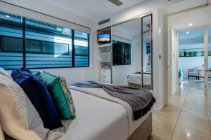 ハミルトン島にあるEdge 16 - Hamilton Island - Waterfront, Golf Buggy and Sea Viewsのベッドと大きな窓のある寝室