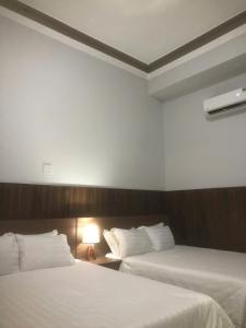 Postel nebo postele na pokoji v ubytování Nam Anh Hotel