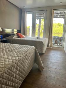 En eller flere senge i et værelse på Estero View Beach House