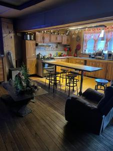 cocina con mesa grande y sillas en una habitación en Hostel La Morenita, en Punta Arenas