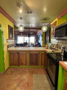 Η κουζίνα ή μικρή κουζίνα στο Waterfront beach house! La Casita de la 3ra Edad