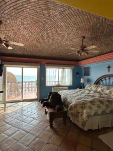 Ένα ή περισσότερα κρεβάτια σε δωμάτιο στο Waterfront beach house! La Casita de la 3ra Edad