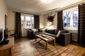 a living room with a couch and a coffee table at Gästhuset i Åre in Åre