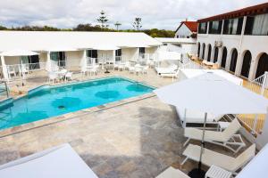 Bazén v ubytování Don Pancho Beach Resort nebo v jeho okolí