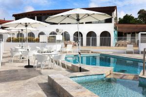 Bazén v ubytování Don Pancho Beach Resort nebo v jeho okolí