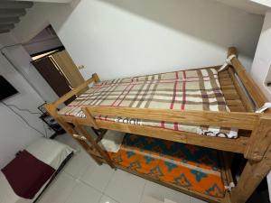 特雷塞马蒂雷斯143 Private Resort的客房内的一张木制双层床