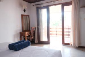 Uma cama ou camas num quarto em Arbiru Beach Resort