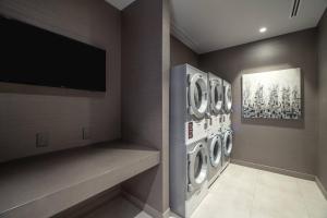 Residence Inn by Marriott Weehawken的电视和/或娱乐中心