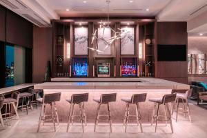 Residence Inn by Marriott Weehawken的电视和/或娱乐中心
