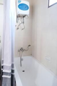 uma casa de banho com banheira e chuveiro em Arbiru Beach Resort em Dili