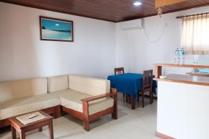 Uma área de estar em Arbiru Beach Resort
