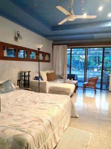 1-Step Beach & 711! Huge Condo next to Copacabana客房内的一张或多张床位