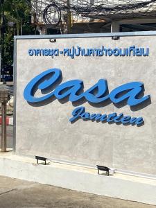 乔木提恩海滩1-Step Beach & 711! Huge Condo next to Copacabana的街道旁汽车经销商的标志