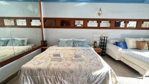 1-Step Beach & 711! Huge Condo next to Copacabana客房内的一张或多张床位