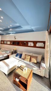 1-Step Beach & 711! Huge Condo next to Copacabana的休息区