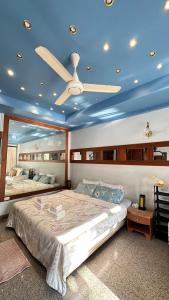 1-Step Beach & 711! Huge Condo next to Copacabana客房内的一张或多张床位