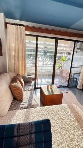1-Step Beach & 711! Huge Condo next to Copacabana客房内的一张或多张床位
