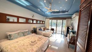 1-Step Beach & 711! Huge Condo next to Copacabana客房内的一张或多张床位