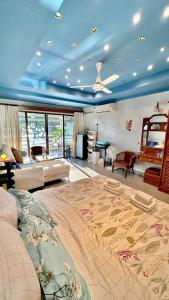1-Step Beach & 711! Huge Condo next to Copacabana客房内的一张或多张床位