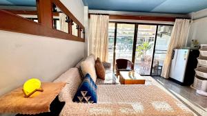 1-Step Beach & 711! Huge Condo next to Copacabana的休息区