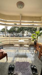 乔木提恩海滩1-Step Beach & 711! Huge Condo next to Copacabana的客厅配有桌椅和桌椅。